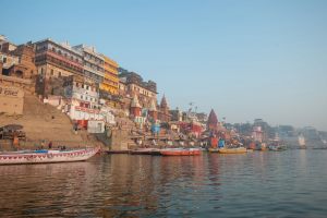 Unverwechelbare Ansicht der heiligen Stadt Varanasi 