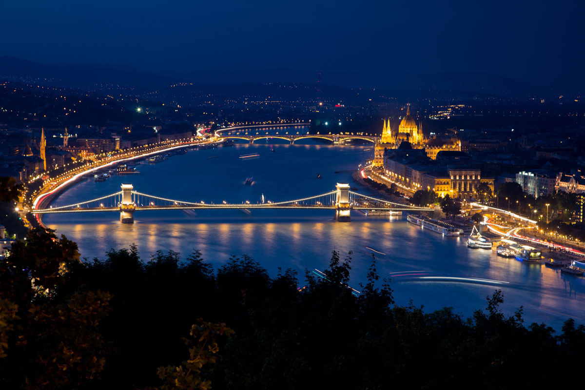 70000-budaer-burg-umgeben-von-gebaeuden-und-lichtern-waehrend-der-nacht-in-budapest